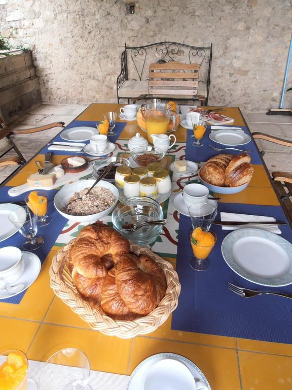 Le Seminaire Bed and Breakfast Roussas Buitenkant foto