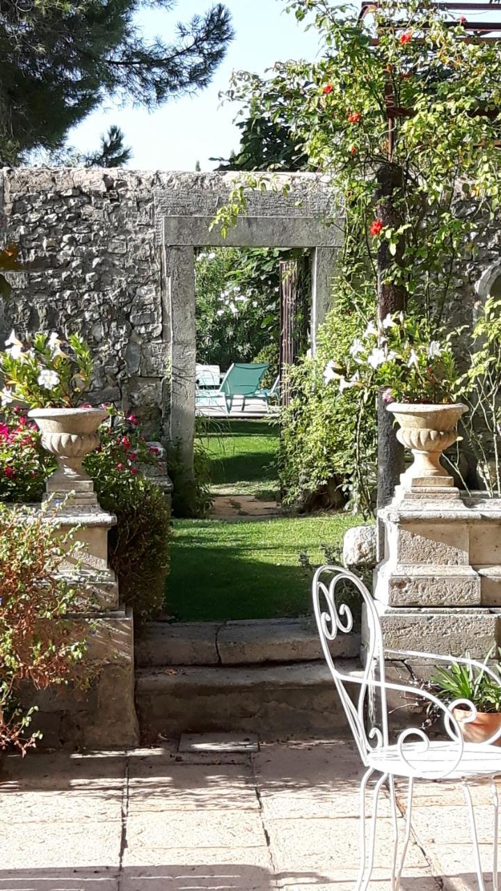Le Seminaire Bed and Breakfast Roussas Buitenkant foto